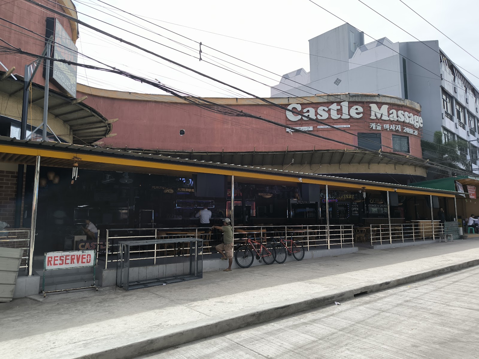 웨스턴 필즈 스포츠 바 사진