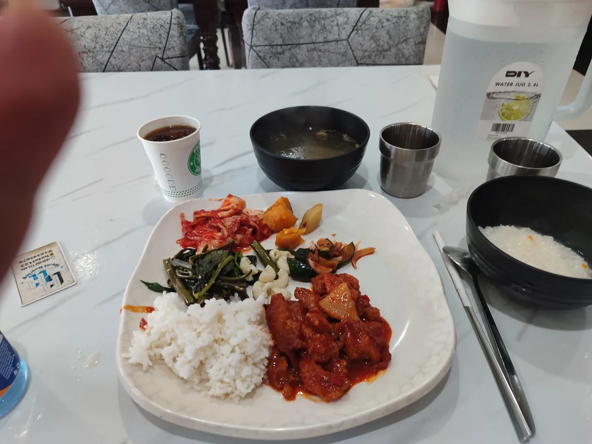 7/21 힐링 조식(무제한 뷔페) 투숙객 공짜 외부인 200페소 운영시간 아침6시부터 10시까지 구성. 흰색…