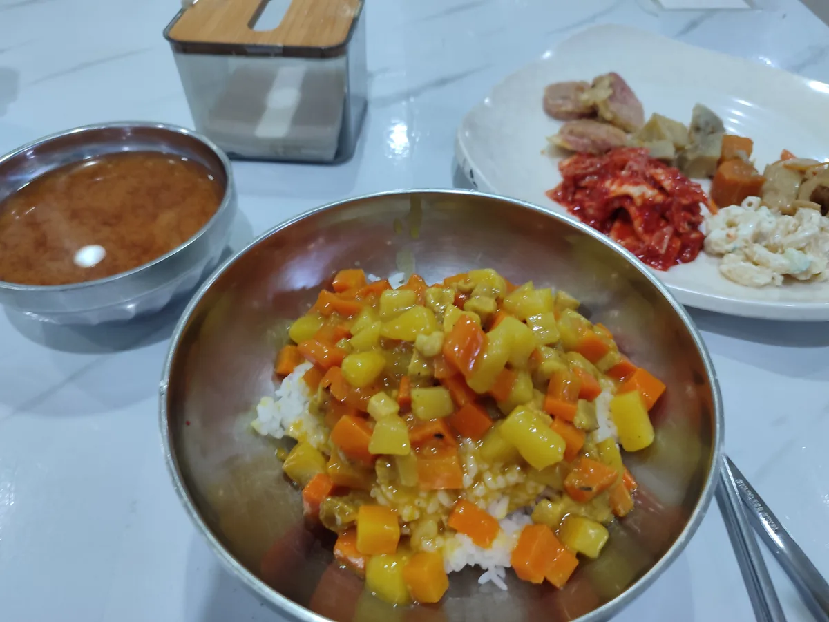 7/20 힐링 조식(무제한 뷔페) 투숙객 공짜 외부인 200페소 운영시간 아침6시부터 10시까지 구성. 흰색…
