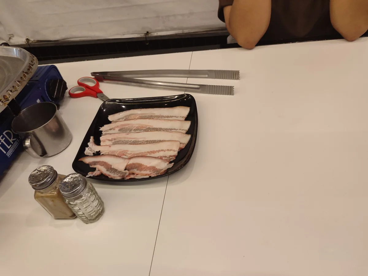필리피노들은 돼지고기를 참 좋아한다. 대표적인 음식이 아도보인것만 봐도.. 한국 문화도 꽤 흥하는것인지 한국… 3/5