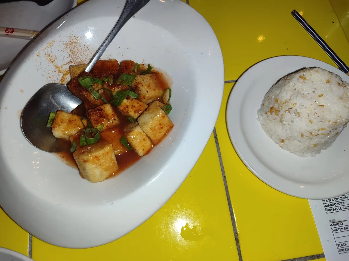 꼬치 요리 식당 대단하다고 할순 없지만 그럭저럭 맛있다. 요리 나오는 속도는 극악 . 많은 인내심이 필요하다…