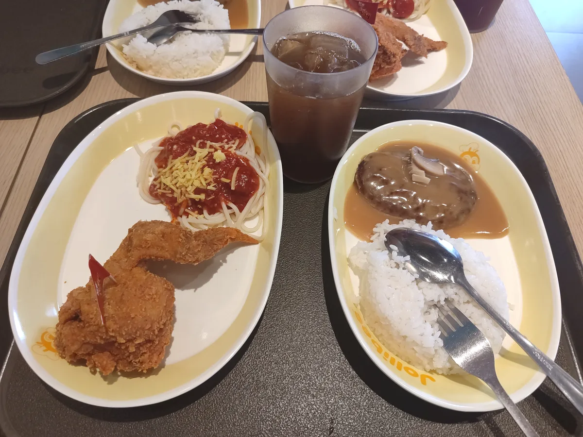 Mc카페 맞은편 졸리비. 슈퍼밀 두개 460페소 정도. 구성 매운닭날개튀김 밥 스파게티 함박스테이크 그레이비…