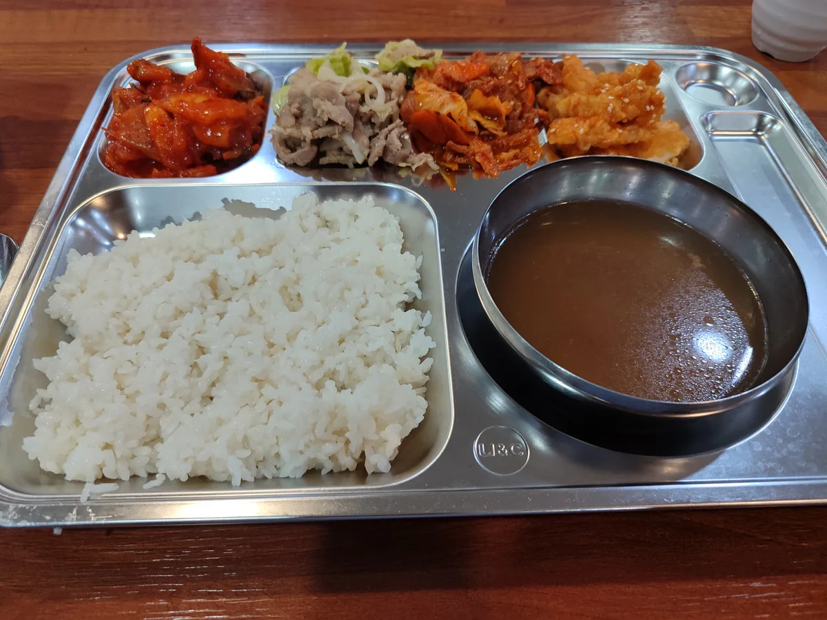 프렌드쉽 맞은편 본가네순댓국 순대국집 간판은 순대국집인데 뷔페식도 판다. 그 뷔페식이 서울깐띤이고 199페소… 5/6
