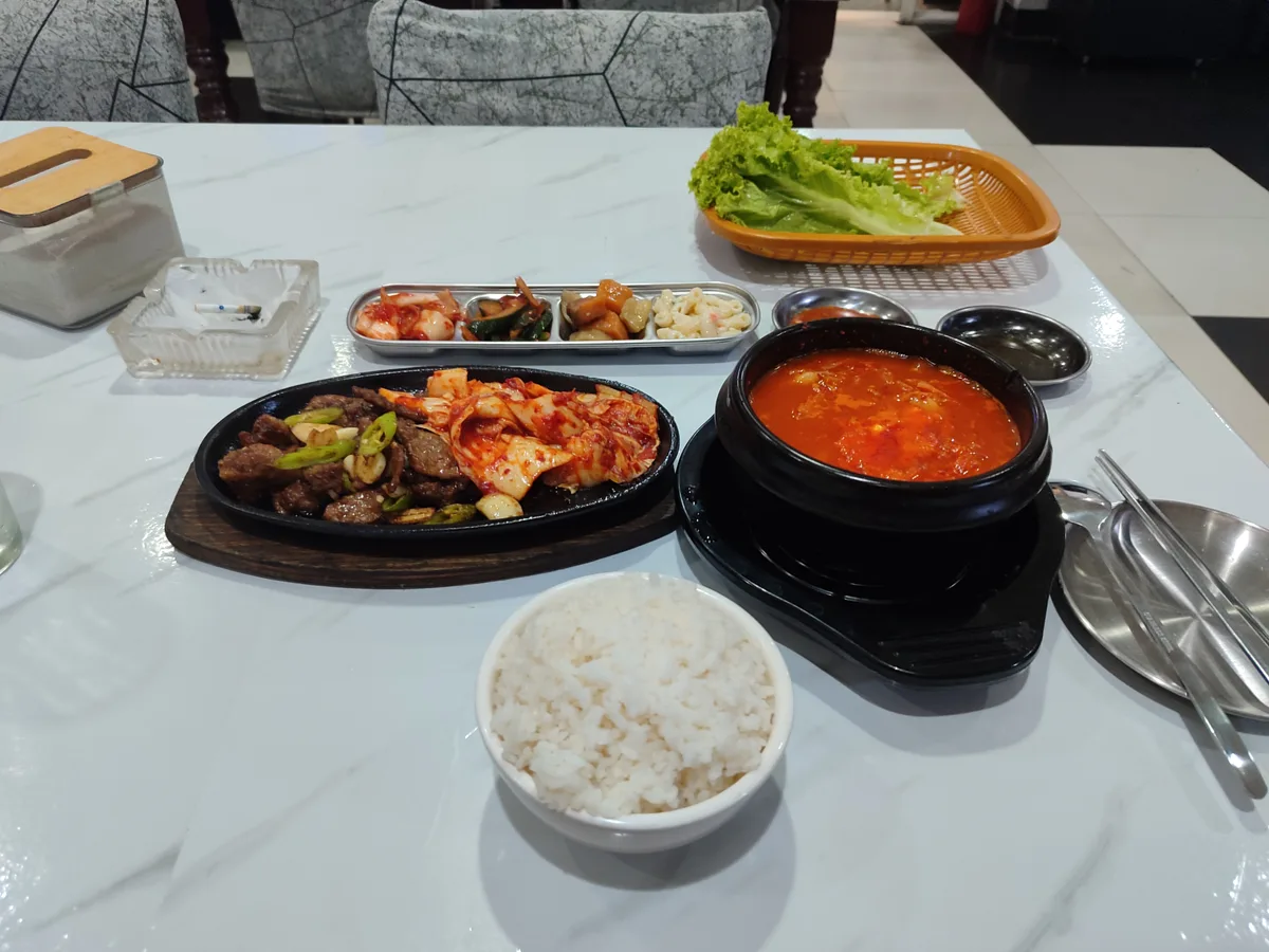 550페소 돼지불백 정식. 밥 돼지김치찌개 상추 조식으로 먹은 밑반찬 3종. 구운양파 구운마늘 구운김치 돼지…