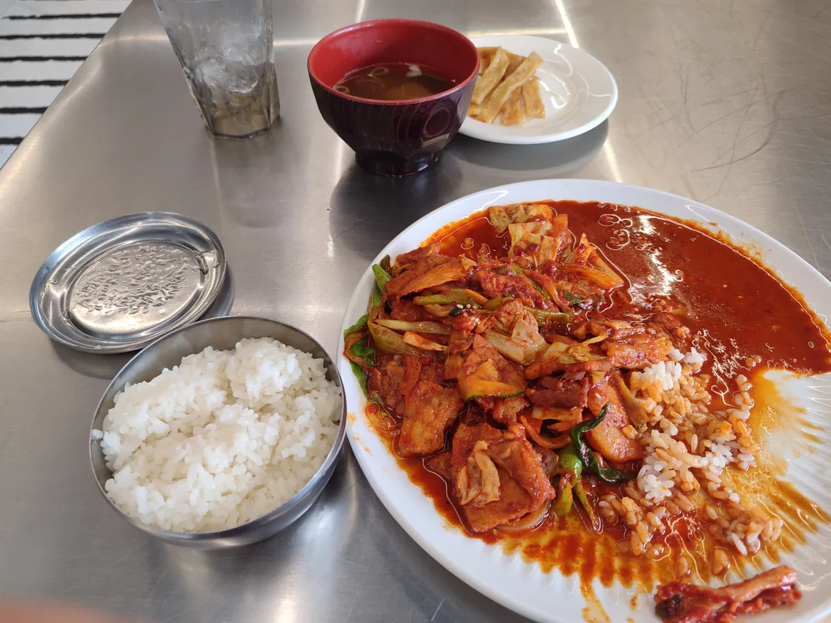 제육. 양 많다. 밥 두공기 먹고도 제육 남음. 가격이 50페소 올라서리.. 매력이 좀 떨어졌다. 양 많은건… 3/4