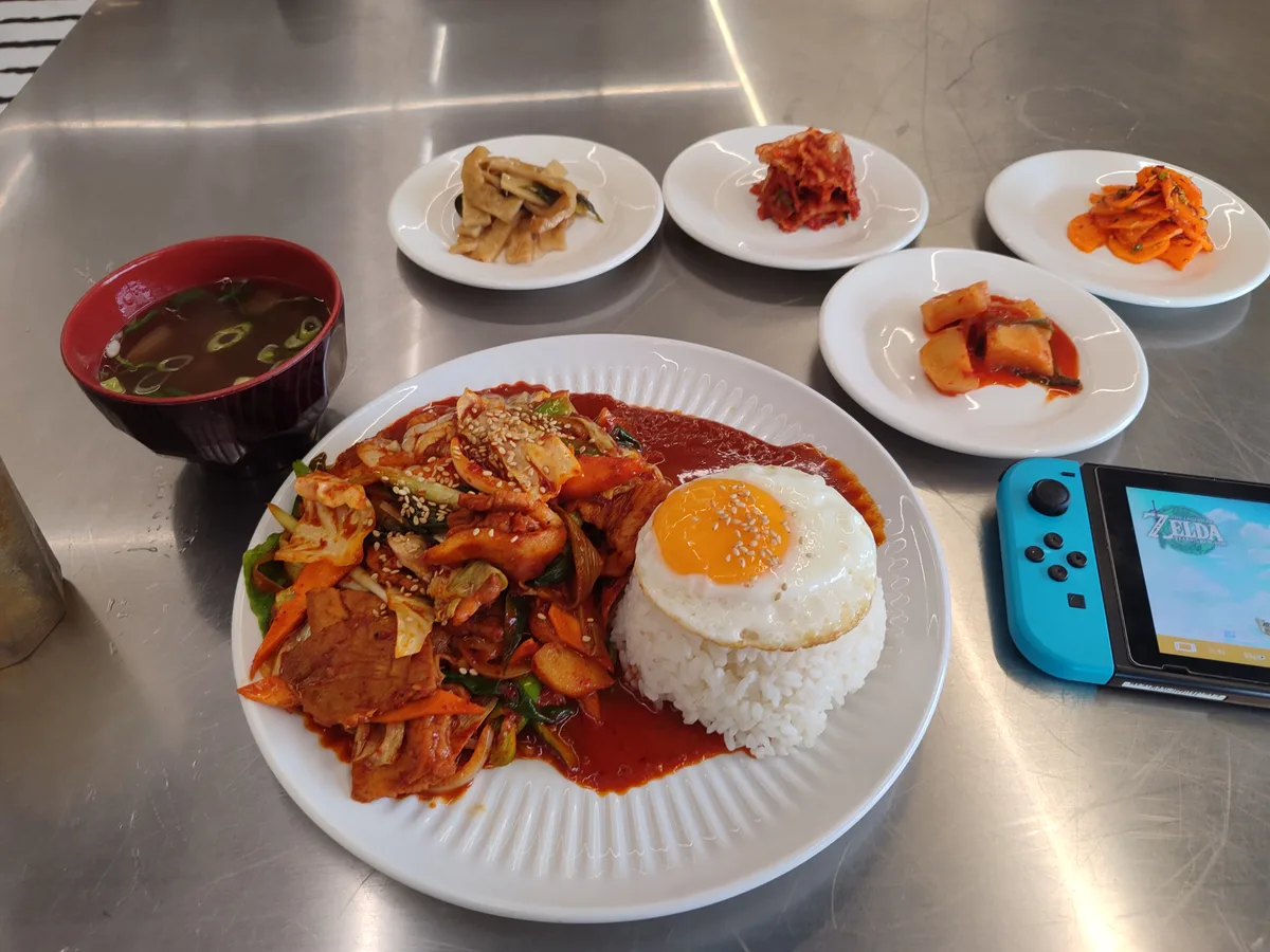 제육. 양 많다. 밥 두공기 먹고도 제육 남음. 가격이 50페소 올라서리.. 매력이 좀 떨어졌다. 양 많은건… 1/4