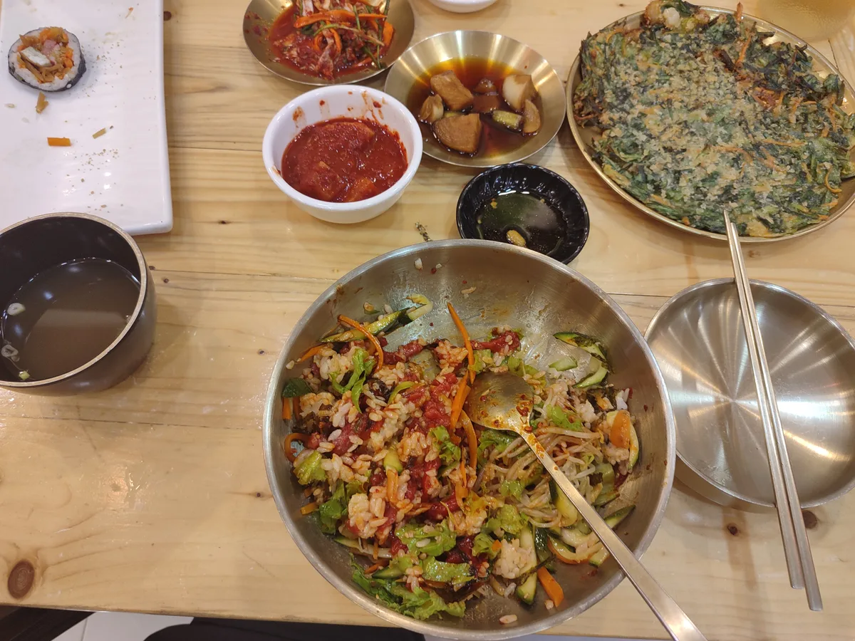 매일 결산 이번 여행으로 가장 맛나게 먹은 것. 진주식당의 육회 비빔밥과 파전. 한국보다 맛있다. 고추장도 … 7/7