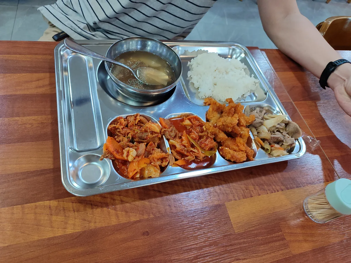 프렌드쉽 맞은편 본가네순댓국 순대국집 간판은 순대국집인데 뷔페식도 판다. 그 뷔페식이 서울깐띤이고 199페소…
