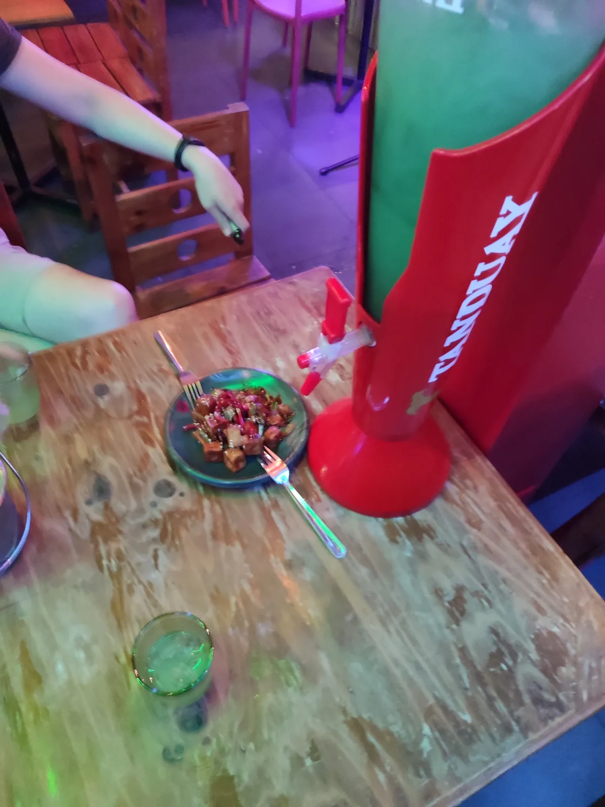 이번 여행 최고의 한입 발리바고에 있는 이름을 모르는 술집. 잘생긴 알바가 일하고 홈피 쥔장과도 친분이 있는…