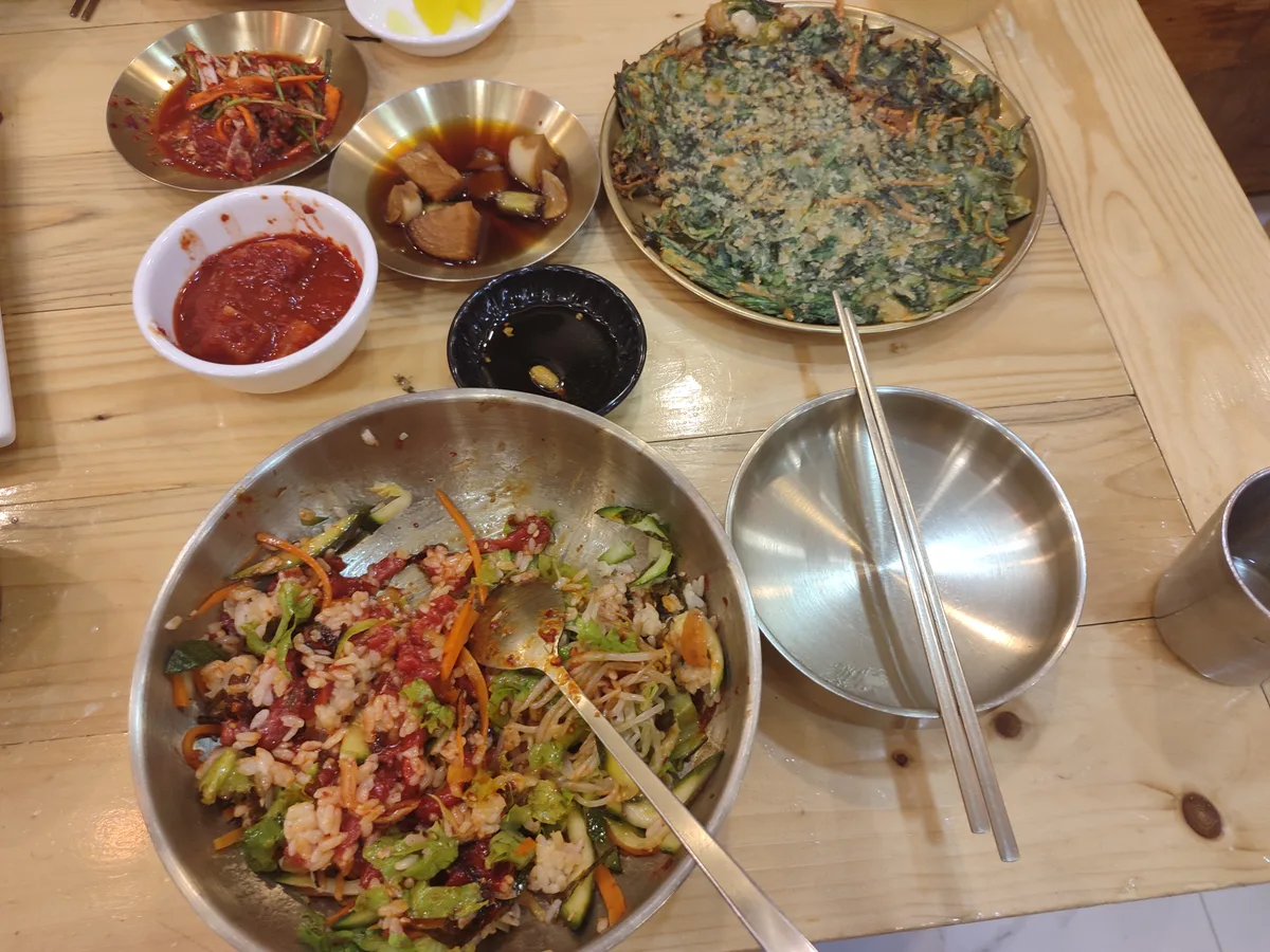 매일 결산 이번 여행으로 가장 맛나게 먹은 것. 진주식당의 육회 비빔밥과 파전. 한국보다 맛있다. 고추장도 … 6/7
