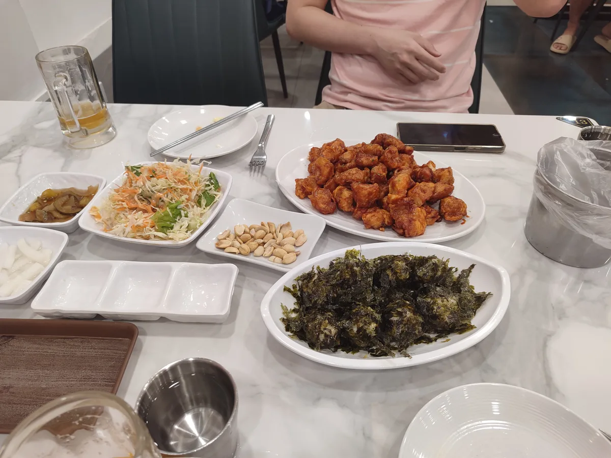프렌드쉽 끝자락 아바칸강에도 들어가기전에 위치한 붐치킨에 갔다. 6시20분즘 저녁에 가니 사람이 많아서 웨이… 4/6