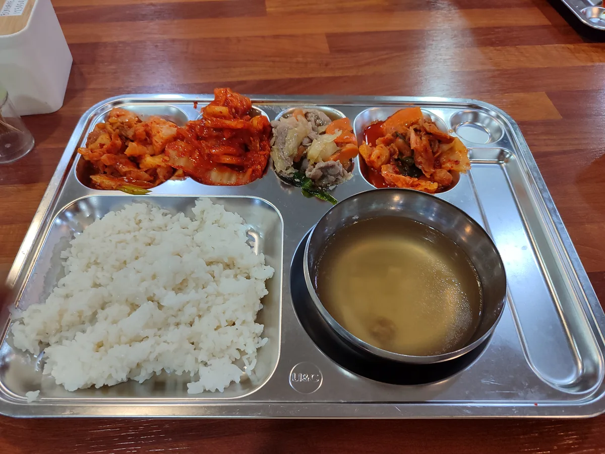 프렌드쉽 맞은편 본가네순댓국 순대국집 간판은 순대국집인데 뷔페식도 판다. 그 뷔페식이 서울깐띤이고 199페소…