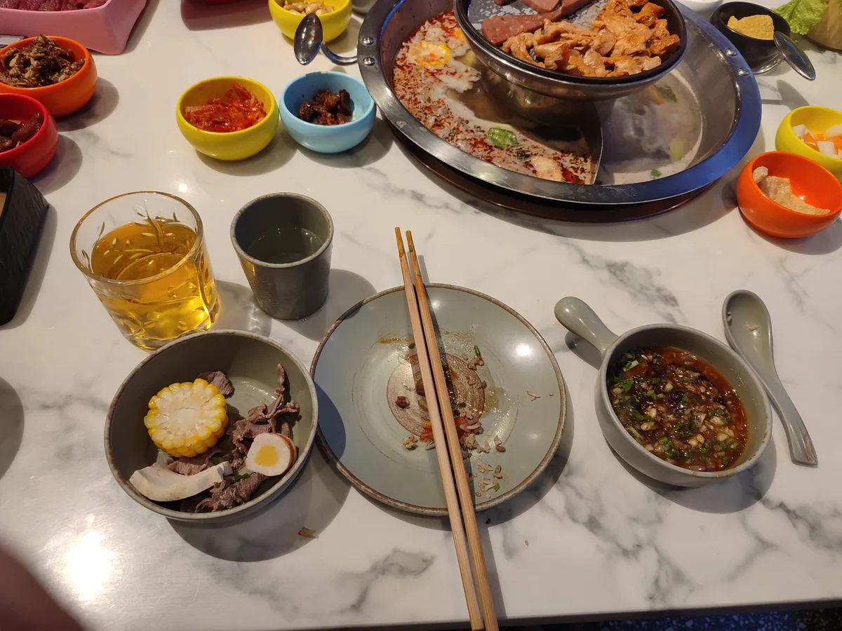 프렌드쉽 아누나스 다리 건너서 조금만 더 가면 나오는 대형식당. 신마클럽이 옆에 있다. 가격은 800페소인가… 5/5