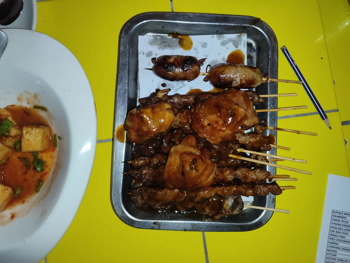 꼬치 요리 식당 대단하다고 할순 없지만 그럭저럭 맛있다. 요리 나오는 속도는 극악 . 많은 인내심이 필요하다…