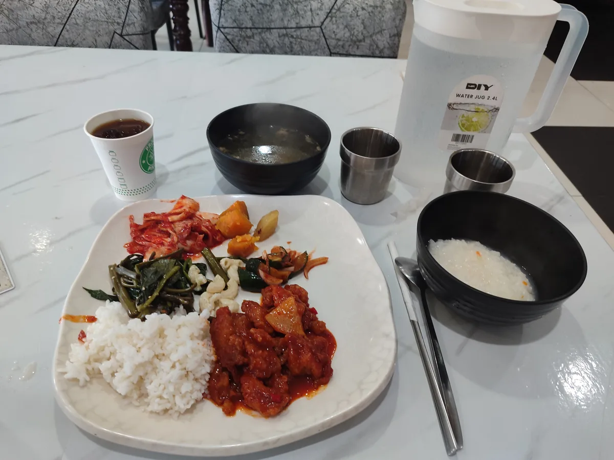 7/21 힐링 조식(무제한 뷔페) 투숙객 공짜 외부인 200페소 운영시간 아침6시부터 10시까지 구성. 흰색…