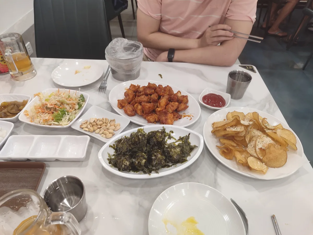 프렌드쉽 끝자락 아바칸강에도 들어가기전에 위치한 붐치킨에 갔다. 6시20분즘 저녁에 가니 사람이 많아서 웨이… 5/6