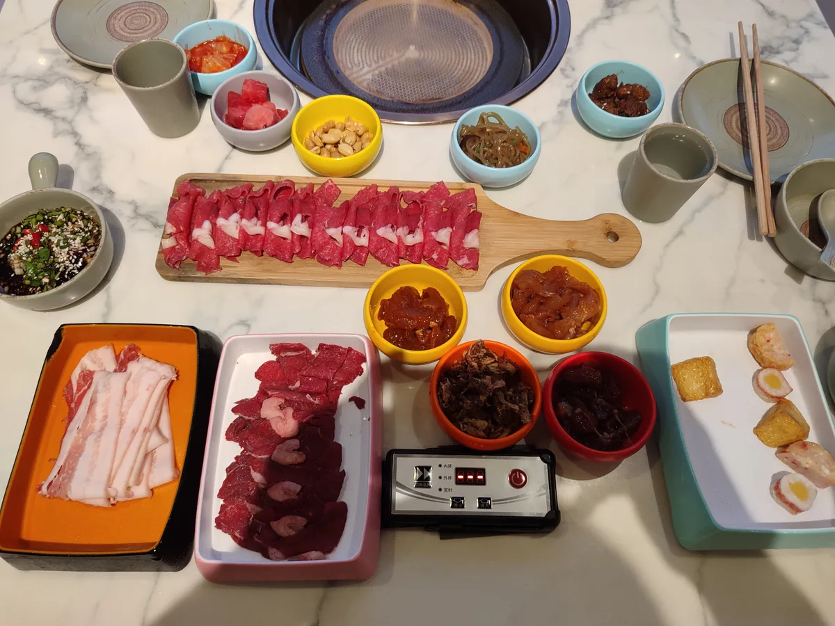 프렌드쉽 아누나스 다리 건너서 조금만 더 가면 나오는 대형식당. 신마클럽이 옆에 있다. 가격은 800페소인가…