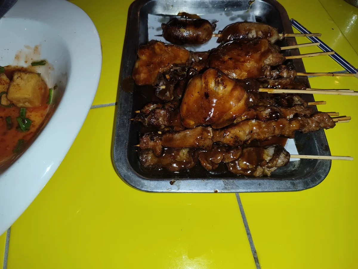꼬치 요리 식당 대단하다고 할순 없지만 그럭저럭 맛있다. 요리 나오는 속도는 극악 . 많은 인내심이 필요하다…