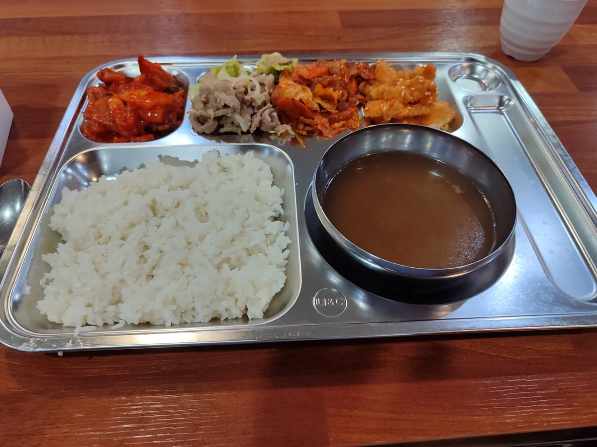 프렌드쉽 맞은편 본가네순댓국 순대국집 간판은 순대국집인데 뷔페식도 판다. 그 뷔페식이 서울깐띤이고 199페소… 6/6