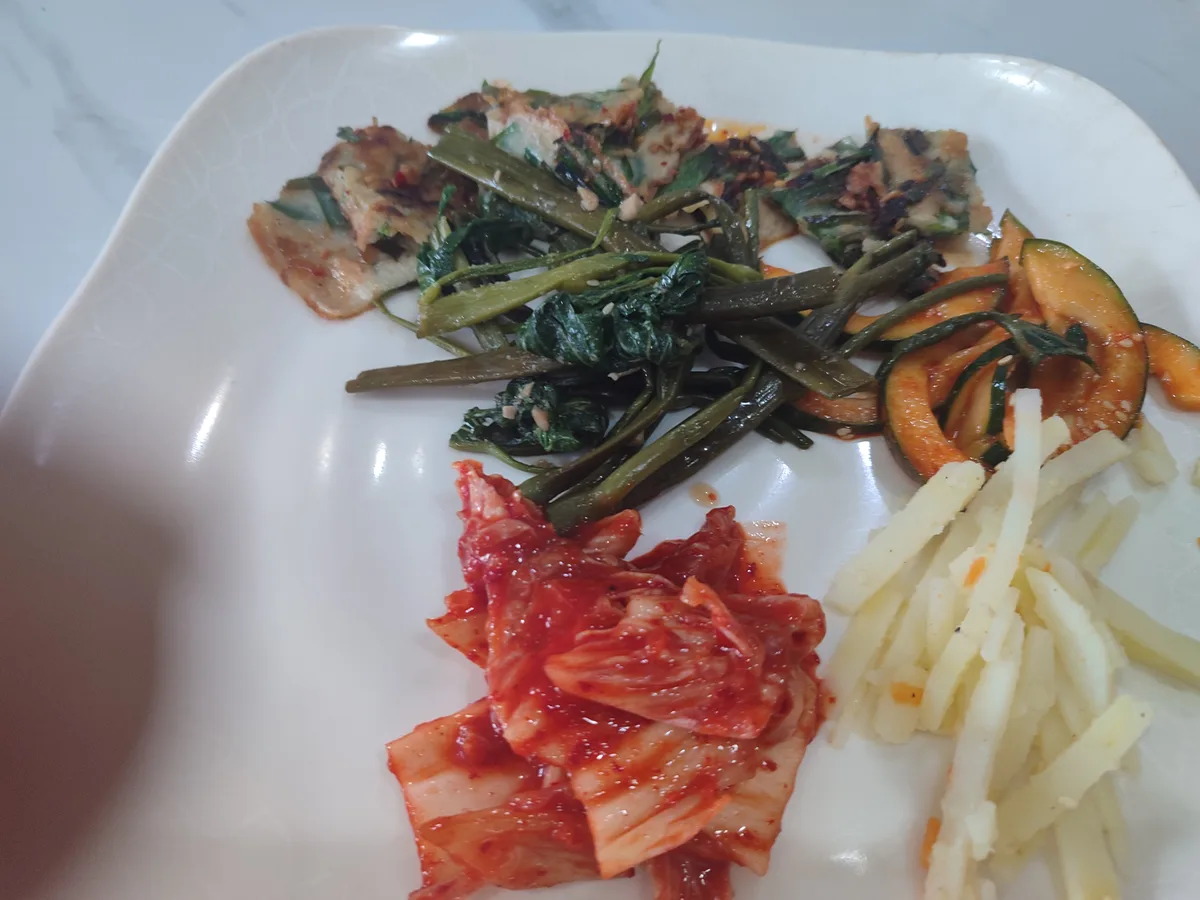 7/22 힐링 조식(무제한 뷔페) 투숙객 공짜 외부인 200페소 운영시간 아침6시부터 10시까지 구성. 흰색… 3/4