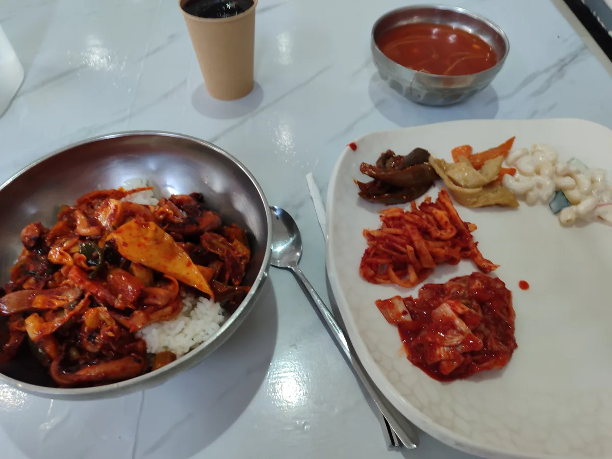 7/15 힐링 조식(무제한 뷔페) 투숙객 공짜 외부인 200페소 운영시간 아침6시부터 10시까지 구성. 흰색…