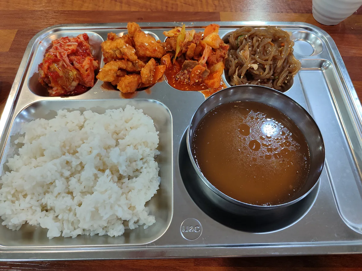 프렌드쉽 맞은편 본가네순댓국 순대국집 간판은 순대국집인데 뷔페식도 판다. 그 뷔페식이 서울깐띤이고 199페소…