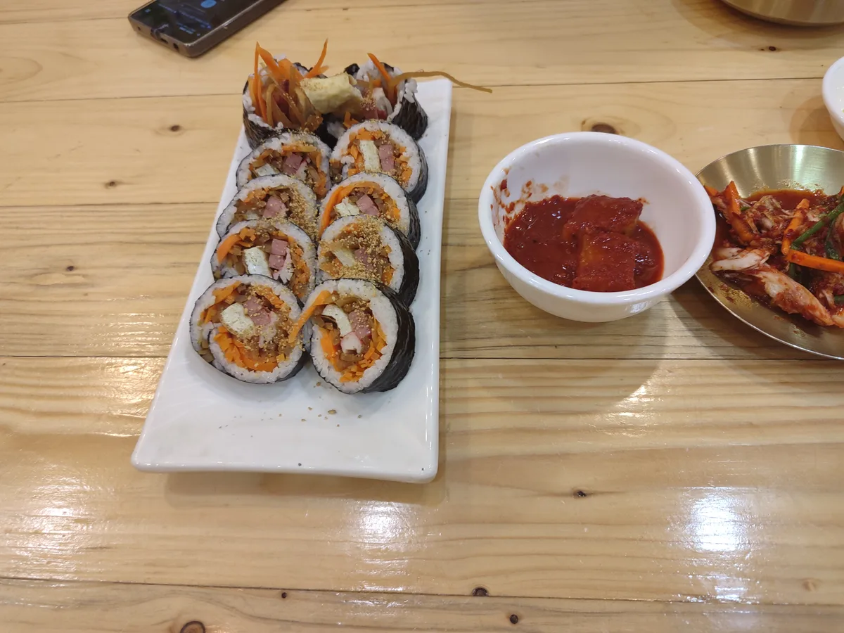 매일 결산 이번 여행으로 가장 맛나게 먹은 것. 진주식당의 육회 비빔밥과 파전. 한국보다 맛있다. 고추장도 … 2/7