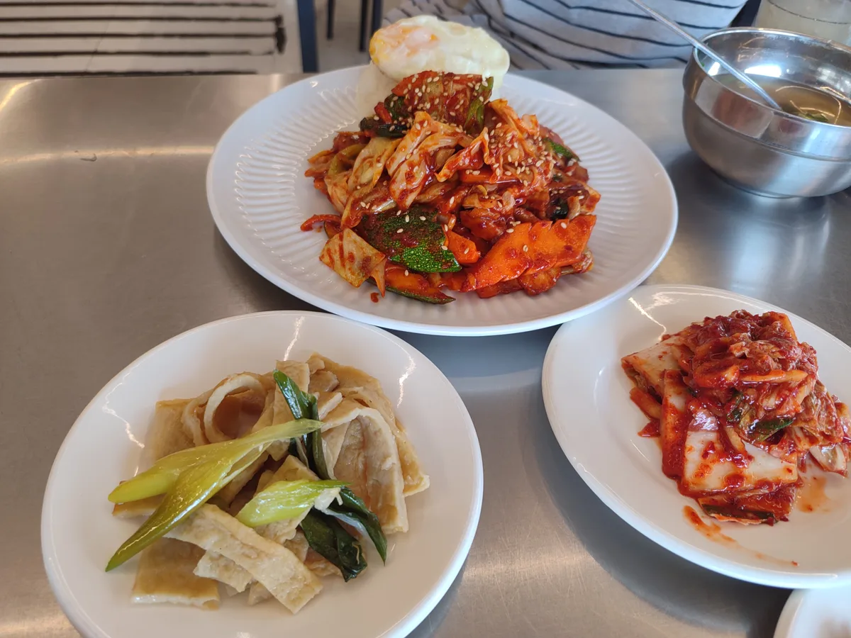돈까스와 제육 주문. 제육 양 많다. 그리고 불맛난다! 돈까스도 양 많다. 돈까스 소스 아주 굿. 김치. 전… 5/5