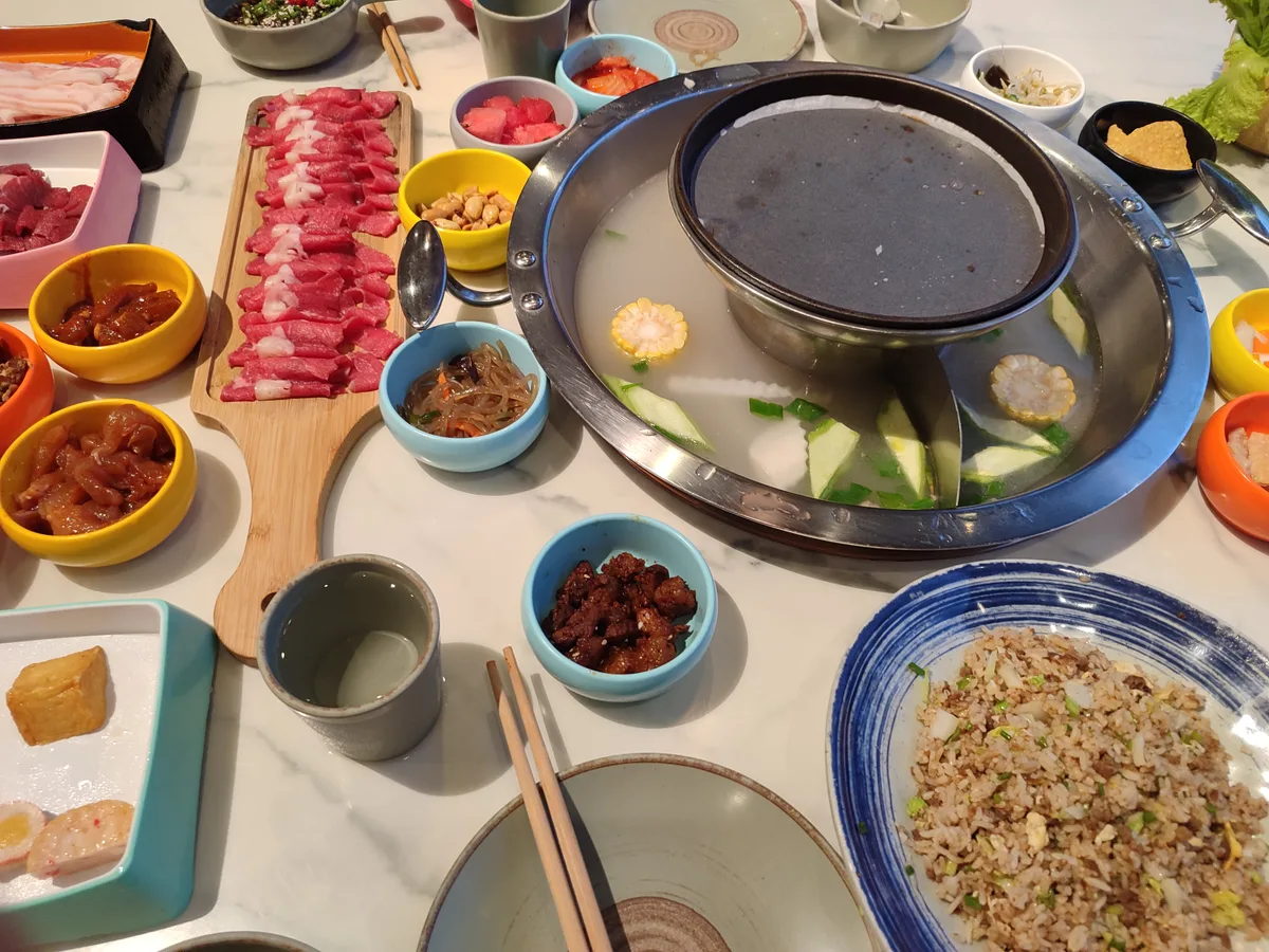프렌드쉽 아누나스 다리 건너서 조금만 더 가면 나오는 대형식당. 신마클럽이 옆에 있다. 가격은 800페소인가…