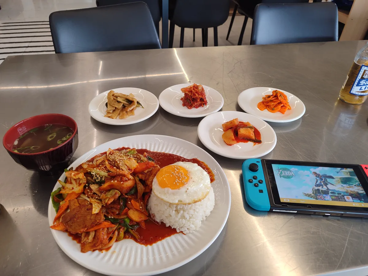 제육. 양 많다. 밥 두공기 먹고도 제육 남음. 가격이 50페소 올라서리.. 매력이 좀 떨어졌다. 양 많은건… 2/4