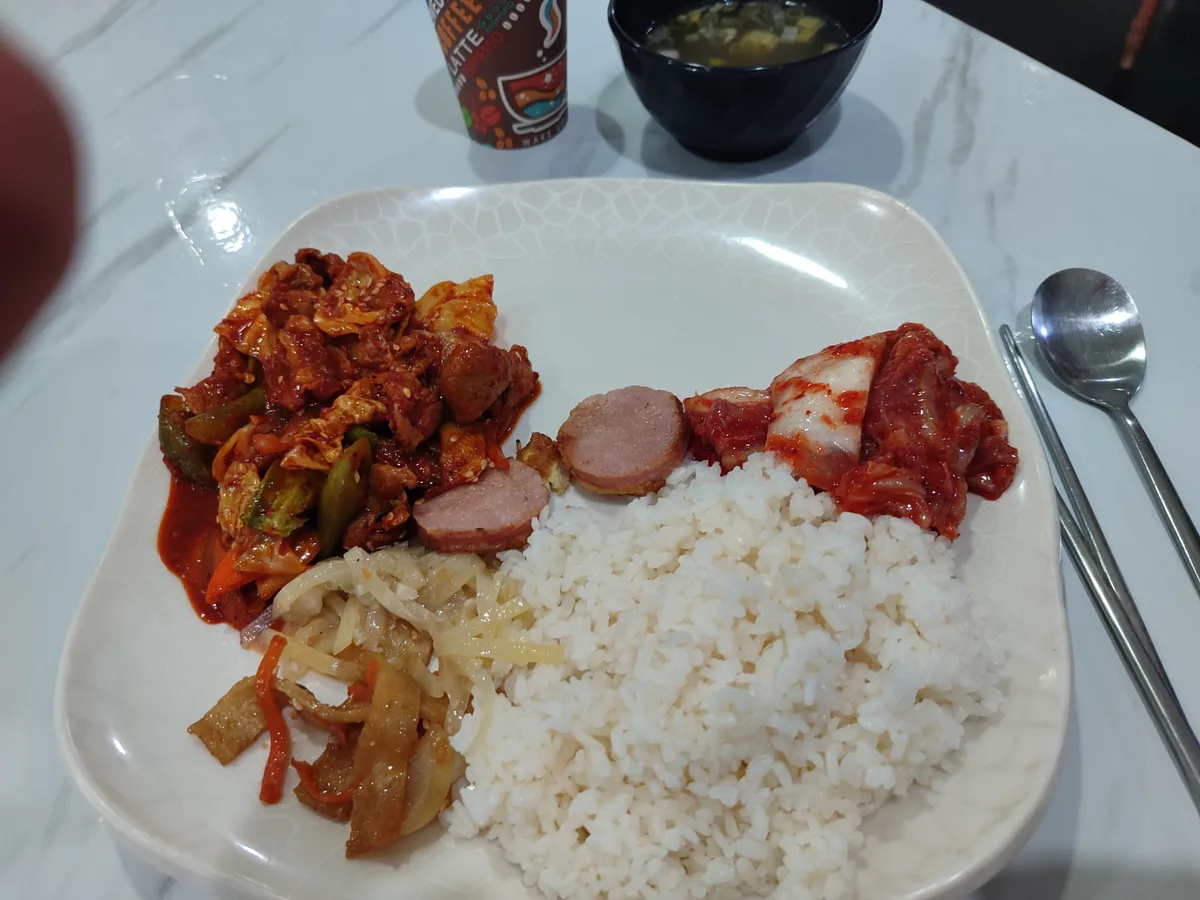 7/12 힐링 조식(무제한 뷔페) 투숙객 공짜 외부인 200페소 운영시간 아침6시부터 10시까지 구성. 흰색… 1/3