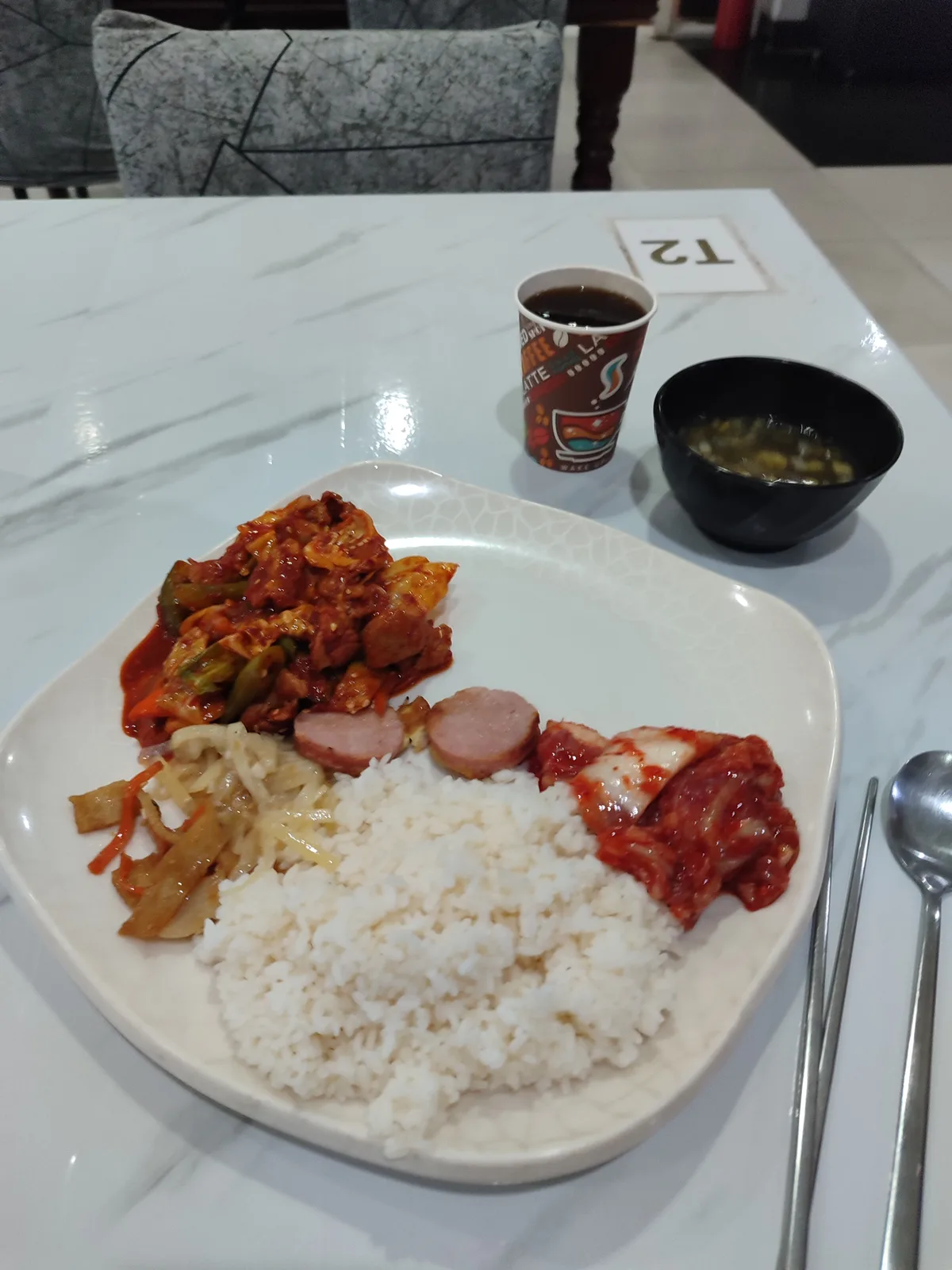 7/12 힐링 조식(무제한 뷔페) 투숙객 공짜 외부인 200페소 운영시간 아침6시부터 10시까지 구성. 흰색… 3/3