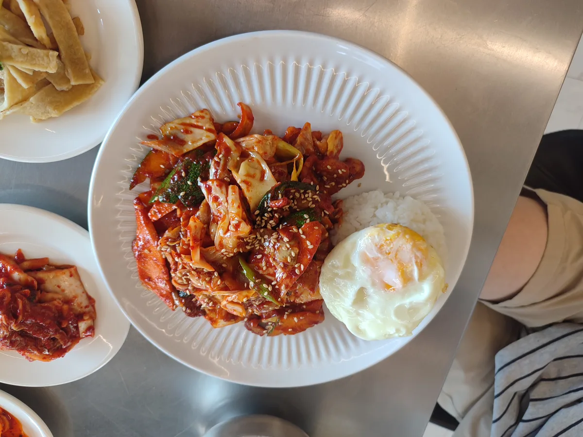 돈까스와 제육 주문. 제육 양 많다. 그리고 불맛난다! 돈까스도 양 많다. 돈까스 소스 아주 굿. 김치. 전…