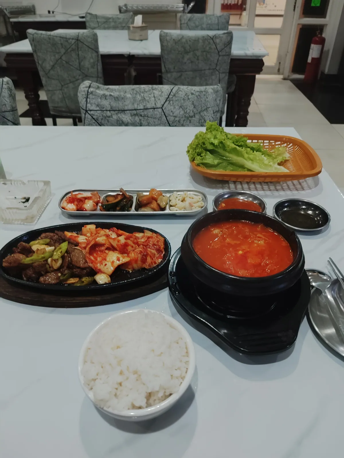 550페소 돼지불백 정식. 밥 돼지김치찌개 상추 조식으로 먹은 밑반찬 3종. 구운양파 구운마늘 구운김치 돼지…