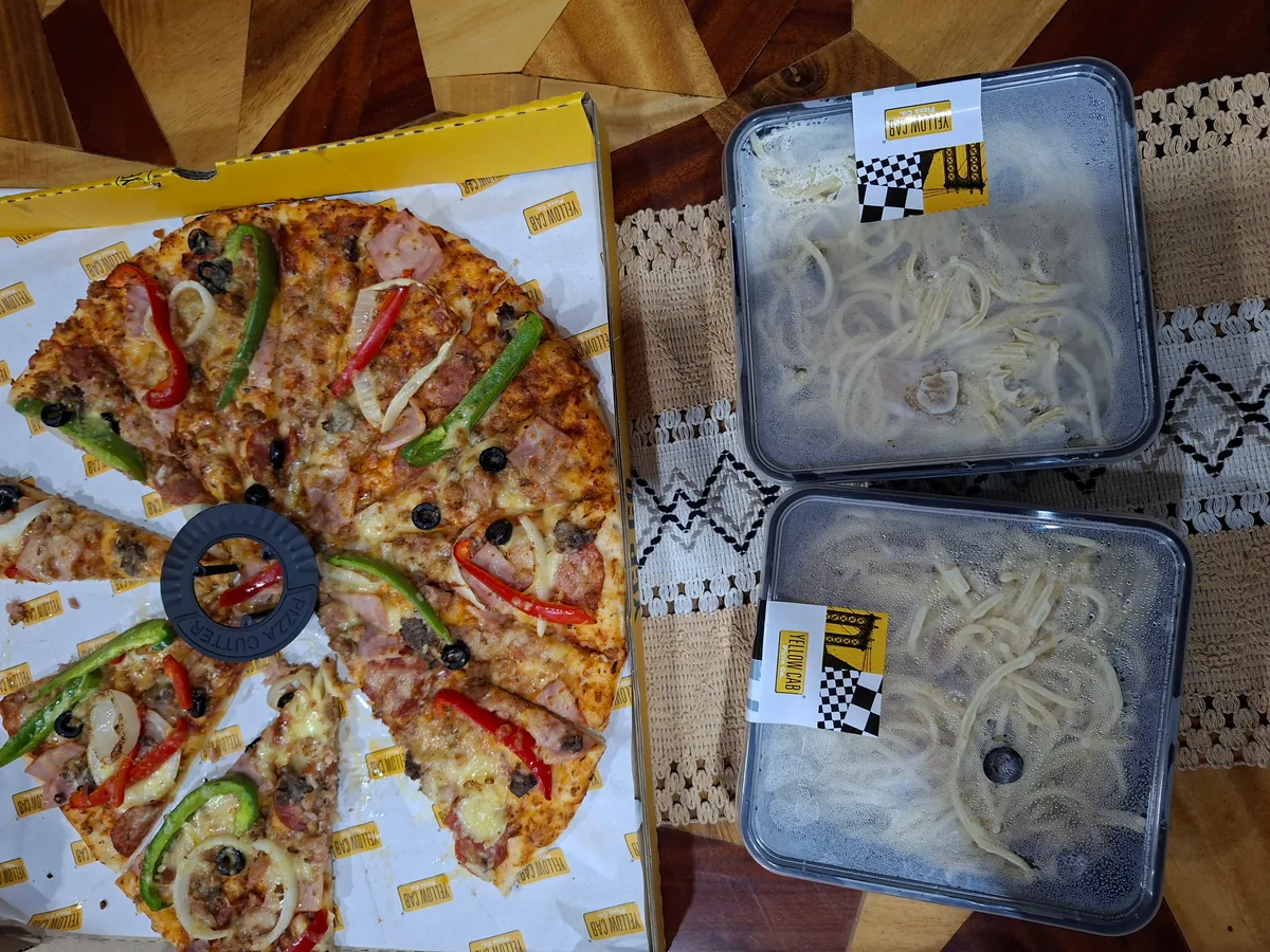 빠더스 데이라고 '밥 사' 라고 해서 산 오늘의 저녁. 엑스라지 피자 1, 치킨 알프레도 파스타 라지 사이즈… 2/2
