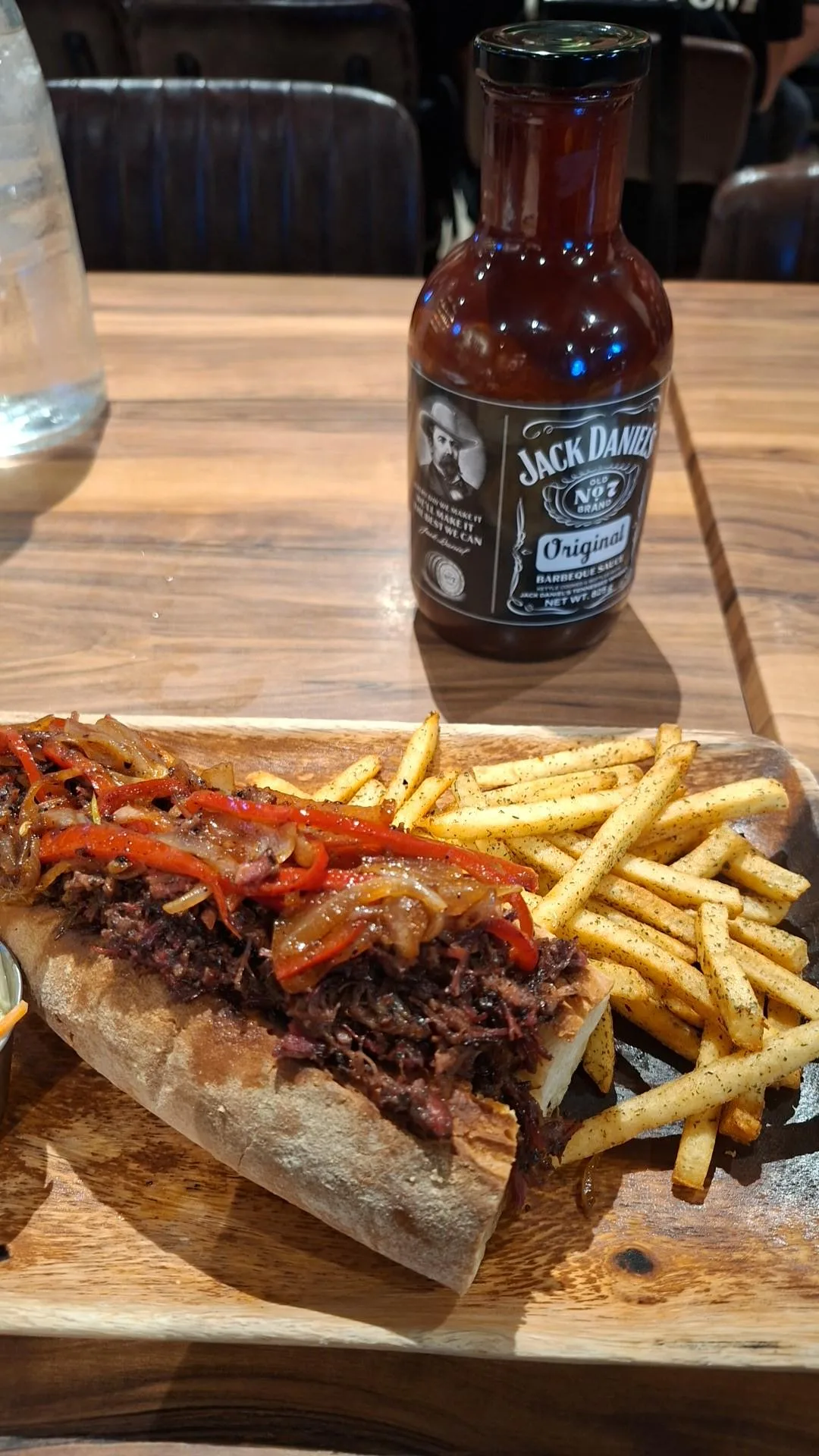 이 식당 풀드포크 샌드위치가 최고예요. BBQ 소스는 제가 챙겨 갔어요.