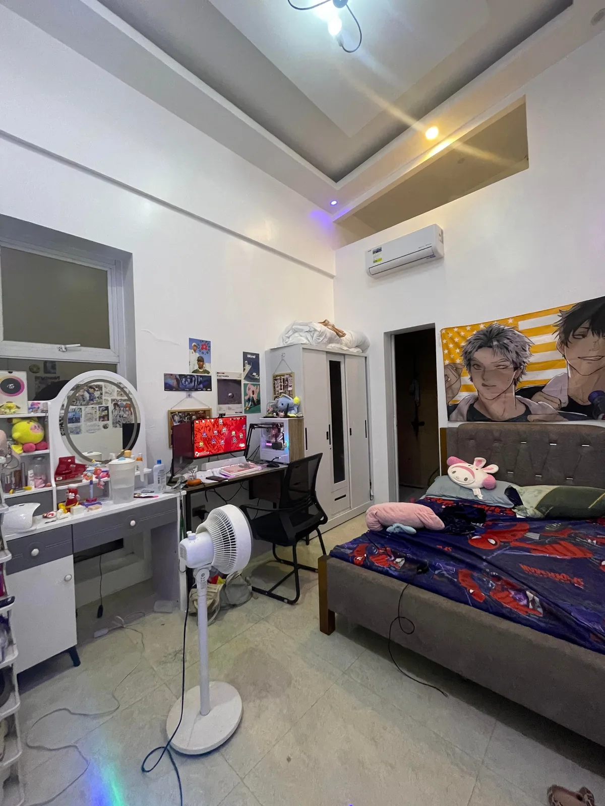 조언 부탁해요! 천장 높이가 13피트인 침실, 어떻게 하면 덜 휑해 보일까요? 3/3