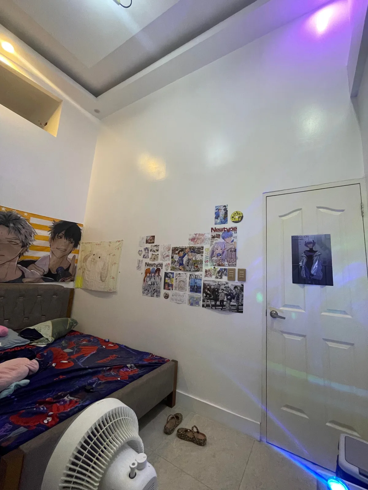 조언 부탁해요! 천장 높이가 13피트인 침실, 어떻게 하면 덜 휑해 보일까요? 2/3