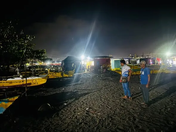 Tignan. Kasalukuyang nangi-ngitlog ang isang pawikan sa…