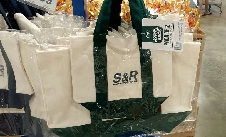 트레이더 조 긴장해라, S&R이 자기네 토트백 들고 나타났다!