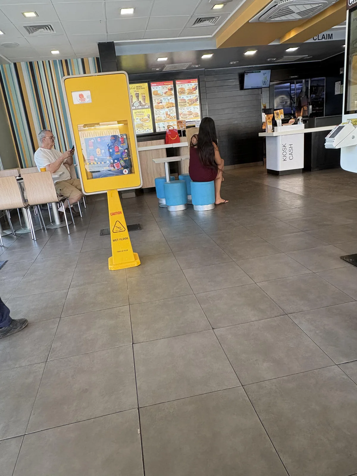 외국인이 직원한테 음악 끄라고 해서 맥도 분위기 완전 싸해짐