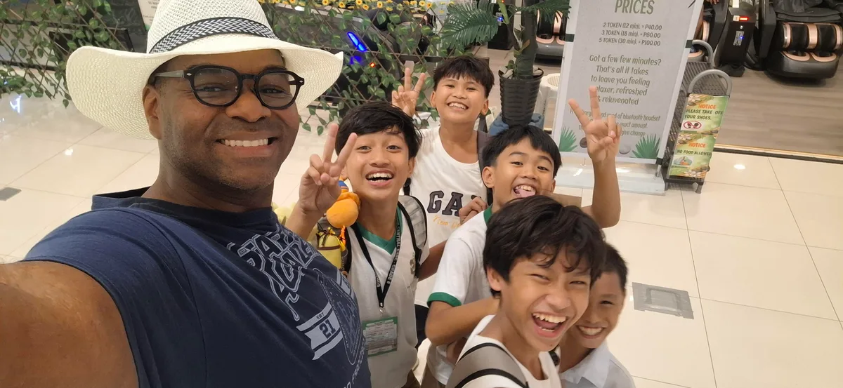 여기 사시는 분들도 애들한테 둘러싸이나요?