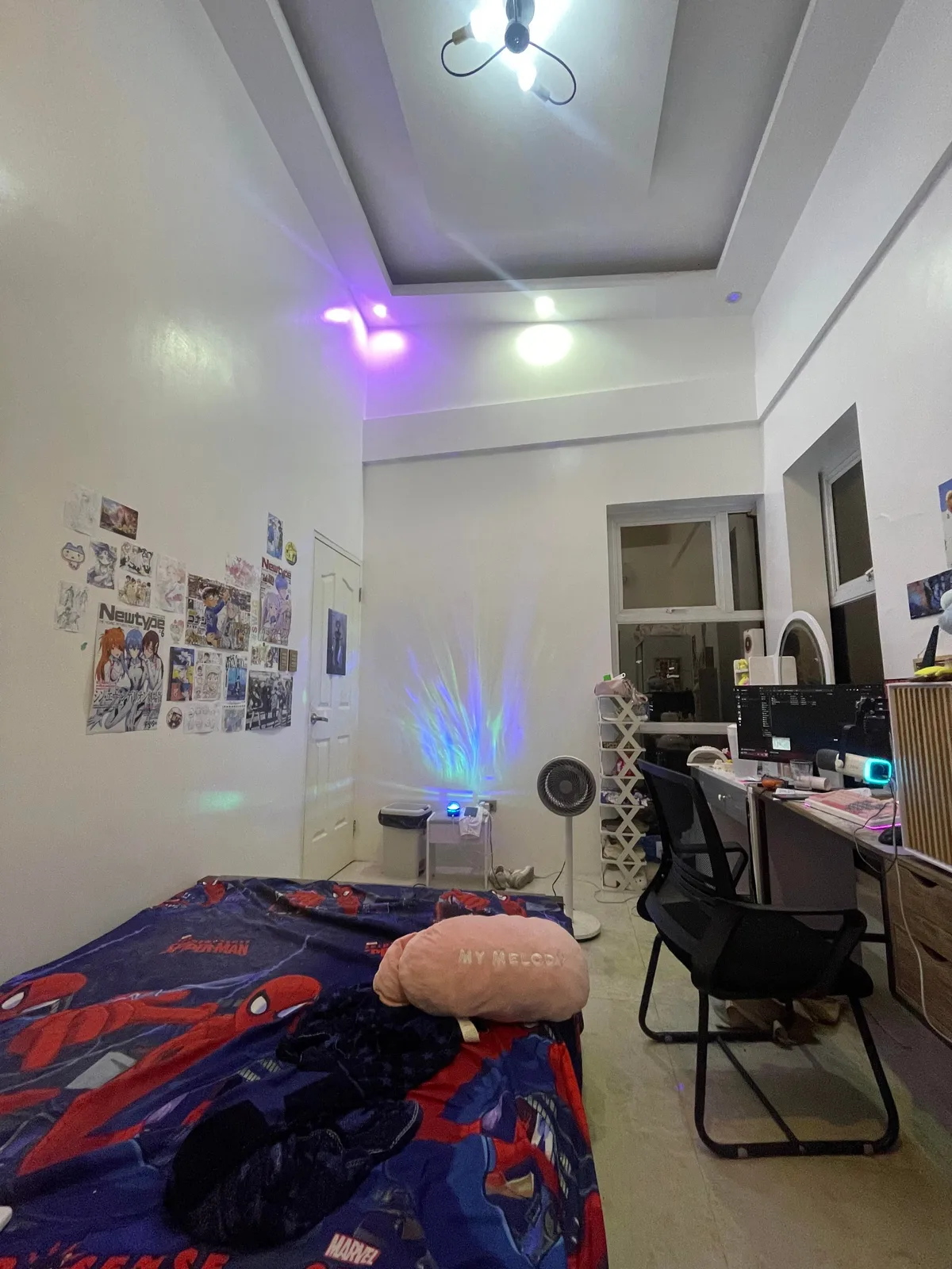 조언 부탁해요! 천장 높이가 13피트인 침실, 어떻게 하면 덜 휑해 보일까요? 1/3